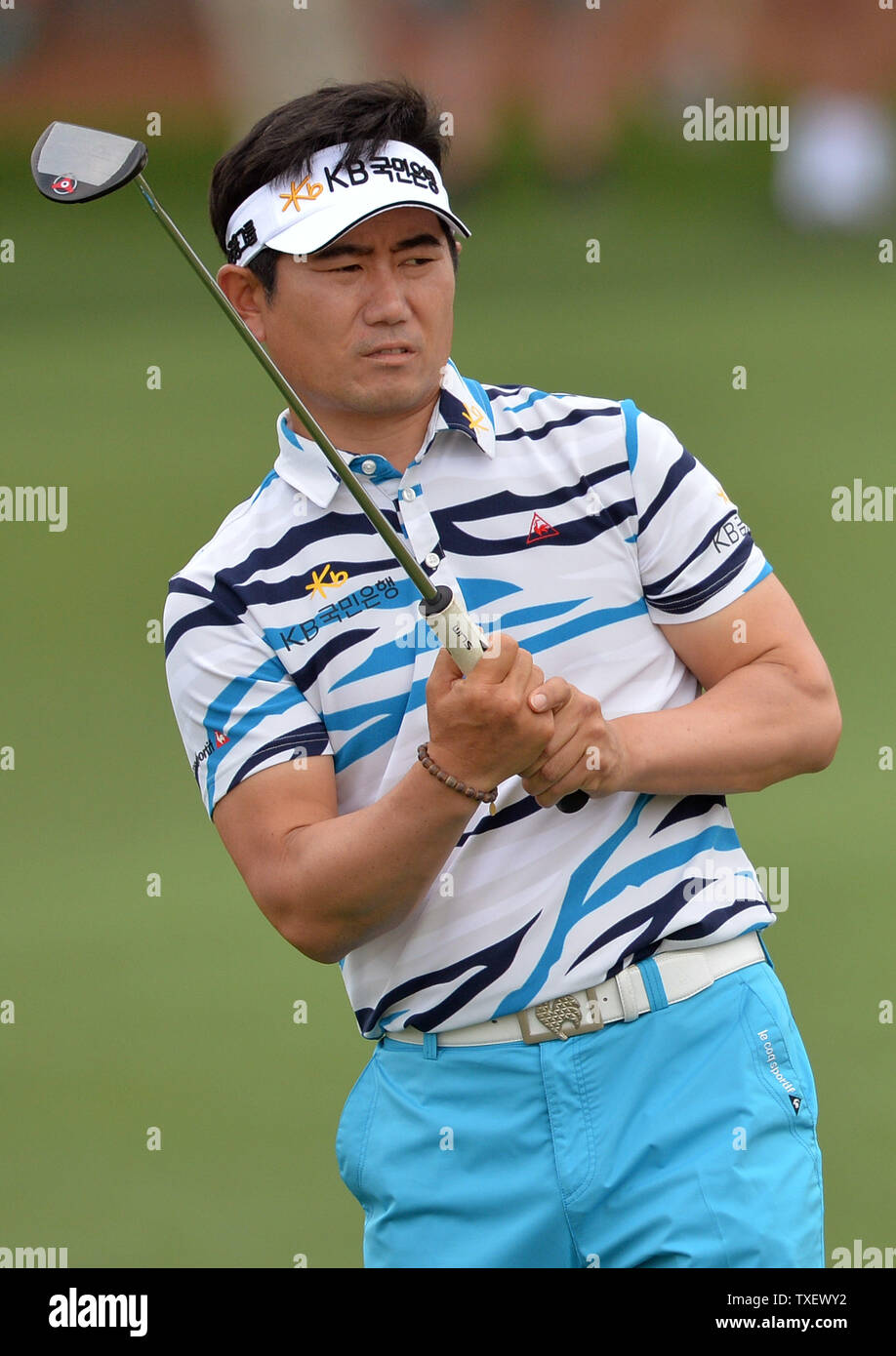 K.J. Choi orologi un colpo al secondo verde durante il secondo turno del Masters di Augusta National on April 12, 2013 ad Augusta, in Georgia. UPI/Kevin Dietsch Foto Stock