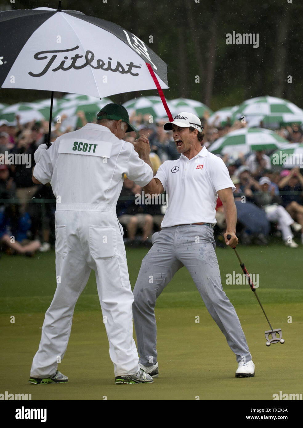 Adam Scott di Australia celebra con il suo caddie Steven Williams dopo dopo aver apportato un putt per il birdie del xviii verde prima di andare a vincere il 2013 Masters di Augusta National on April 14, 2013 ad Augusta, in Georgia. Scott ha sconfitto Angel Cabrera su un decimo foro playoff. UPI/Kevin Dietsch Foto Stock