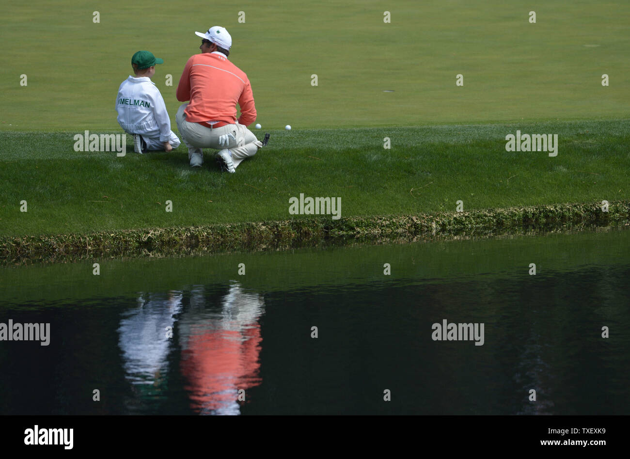 Trevor Immelman e suo figlio Jacob line-up un putt sul nono verde durante il Par 3 Contest durante il Masters di Augusta National Golf Club di Augusta, Georgia, 8 aprile 2014. UPI/Kevin Dietsch Foto Stock