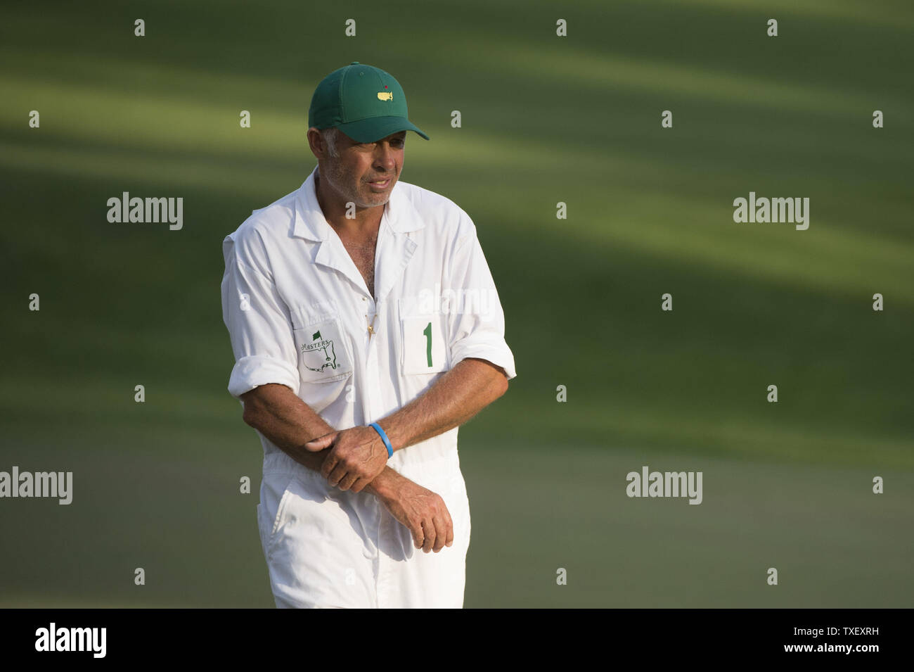 Adam Scott's caddie Steven Williams attende il sedicesimo verde durante il secondo round del 2014 Masters a Augusta National Golf Club di Augusta, Georgia, Aprile 11, 2014. Watson ha finito di sette sotto il par. UPI/Kevin Dietsch Foto Stock