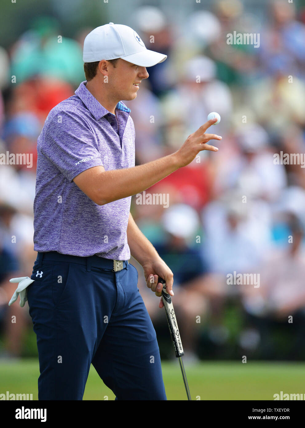 Jordan Spieth reagisce dopo aver apportato un putt per il birdie nel secondo foro nel secondo round del 2015 Masters a Augusta National Golf Club di Augusta, in Georgia il 10 aprile 2015. Foto di Kevin Dietsch/UPI Foto Stock