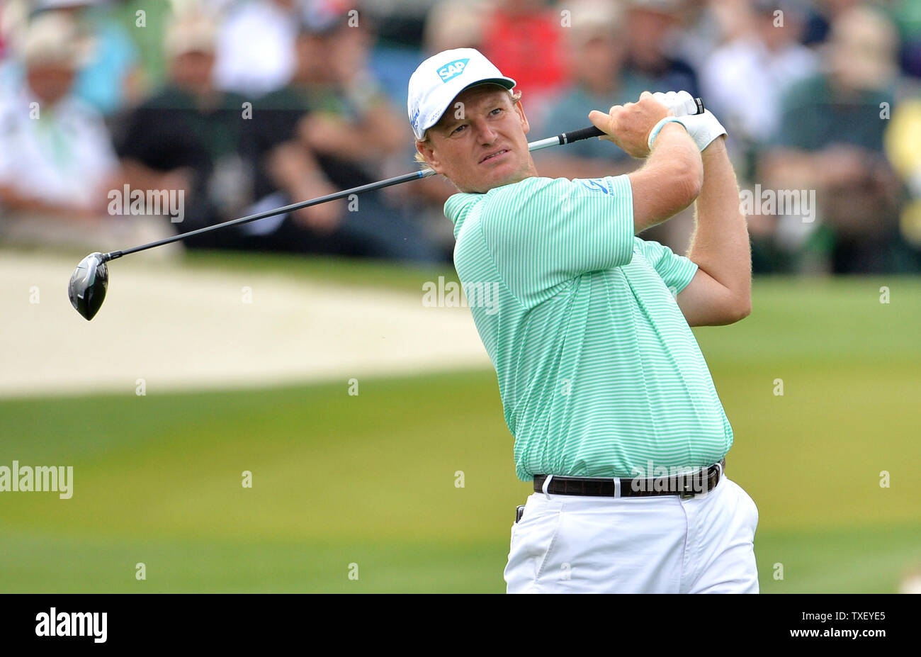 Ernie Els dal Sud Africa colpisce il suo tee-shot al terzo foro nel secondo round del 2015 Masters a Augusta National Golf Club di Augusta, in Georgia il 10 aprile 2015. Foto di Kevin Dietsch/UPI Foto Stock