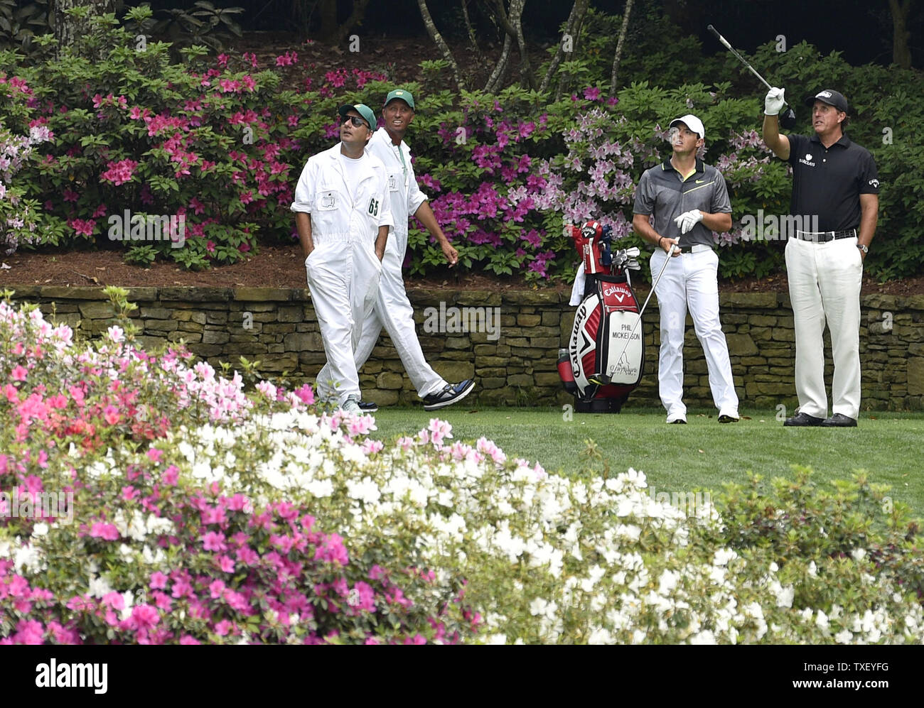 Phil Mickelson e Rory McIlroy esaminare gli alberi sul dodicesimo foro scatola a T nel secondo round del 2015 Masters a Augusta National Golf Club di Augusta, in Georgia il 10 aprile 2015. Foto di Kevin Dietsch/UPI Foto Stock