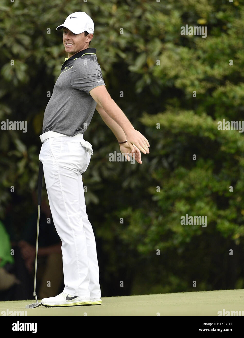 Rory McIlroy reagisce dopo manca un birdie putt all'undicesimo foro nel secondo round del 2015 Masters a Augusta National Golf Club di Augusta, in Georgia il 10 aprile 2015. Foto di Kevin Dietsch/UPI Foto Stock