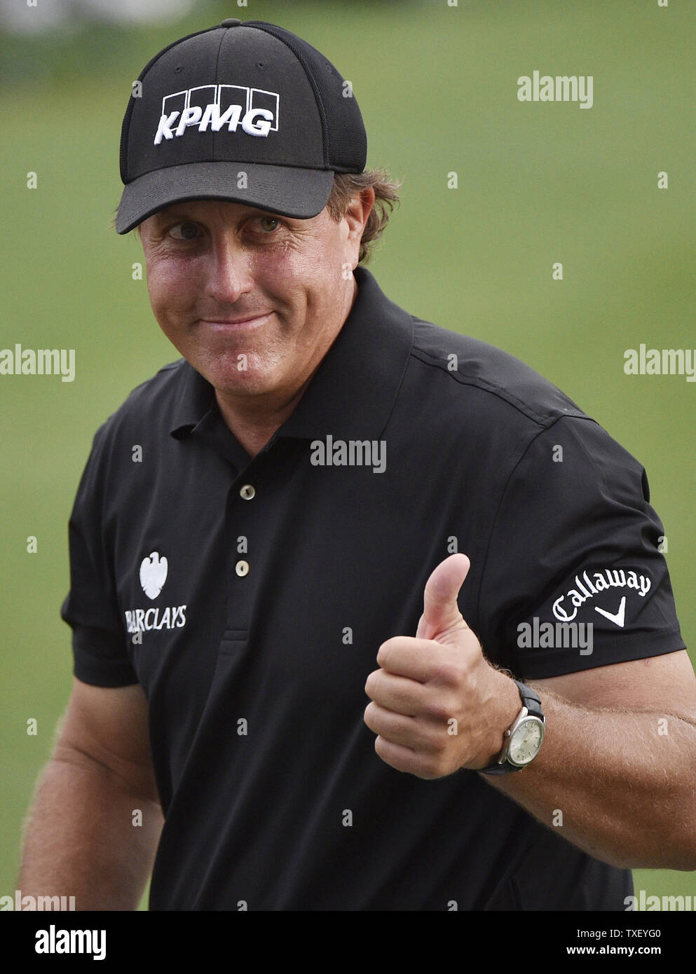 Phil Mickelson dà un pollice fino a piedi fuori del verde dopo egli pars diciottesimo foro nel secondo round del 2015 Masters a Augusta National Golf Club di Augusta, in Georgia il 10 aprile 2015. Foto di Kevin Dietsch/UPI Foto Stock