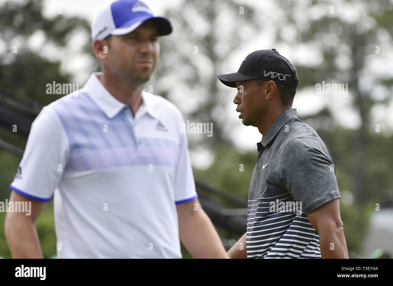 Sergio Garcia di Spagna e Tiger Woods e sostare sul primo foro scatola a t nel terzo round del 2015 Masters a Augusta National Golf Club a Augusta, in Georgia il 11 aprile 2015. Foto di Kevin Dietsch/UPI Foto Stock