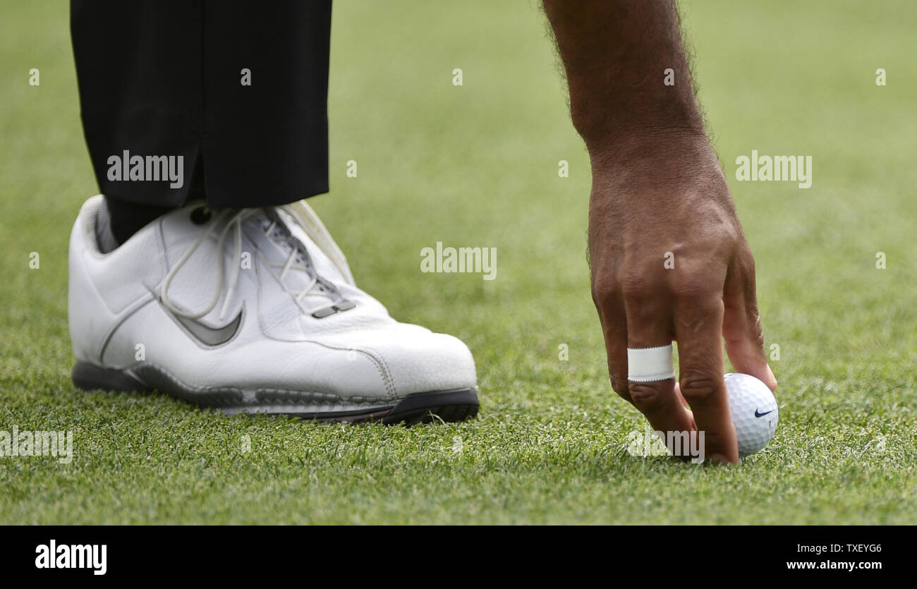 Tiger Woods tees fino la sua Nike pallina da golf sul primo foro scatola a t nel terzo round del 2015 Masters a Augusta National Golf Club a Augusta, in Georgia il 11 aprile 2015. Foto di Kevin Dietsch/UPI Foto Stock