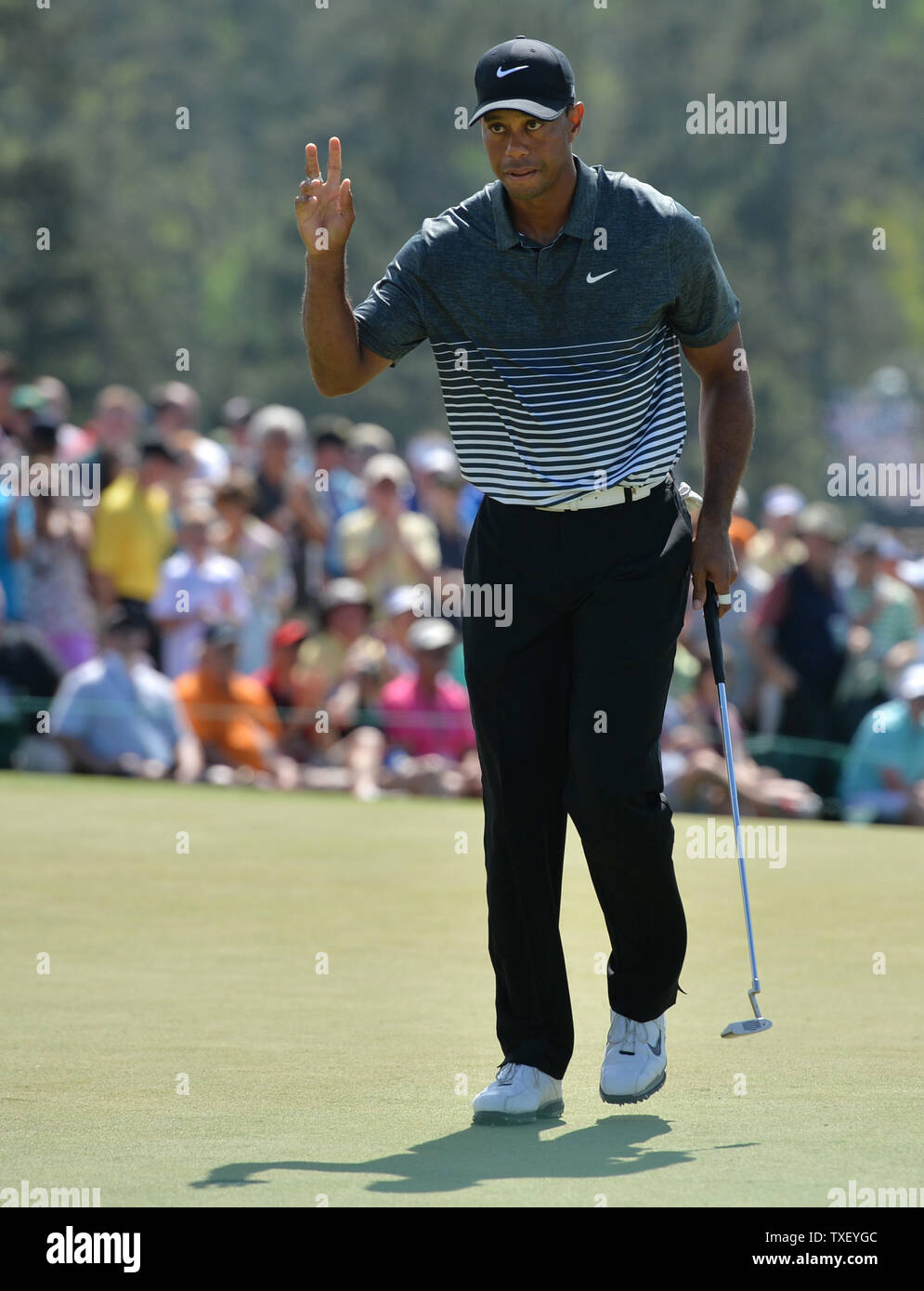 Tiger Woods reagisce dopo aver fatto una lunga putt per par al 9° foro nel terzo round del 2015 Masters a Augusta National Golf Club a Augusta, in Georgia il 11 aprile 2015. Foto di Kevin Dietsch/UPI Foto Stock