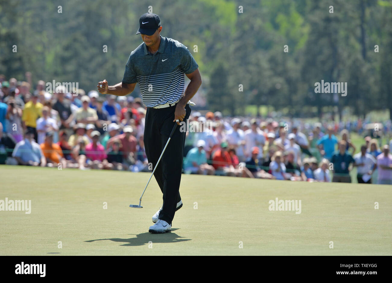 Tiger Woods pompe il pugno dopo aver fatto una lunga putt per par al 9° foro nel terzo round del 2015 Masters a Augusta National Golf Club a Augusta, in Georgia il 11 aprile 2015. Foto di Kevin Dietsch/UPI Foto Stock