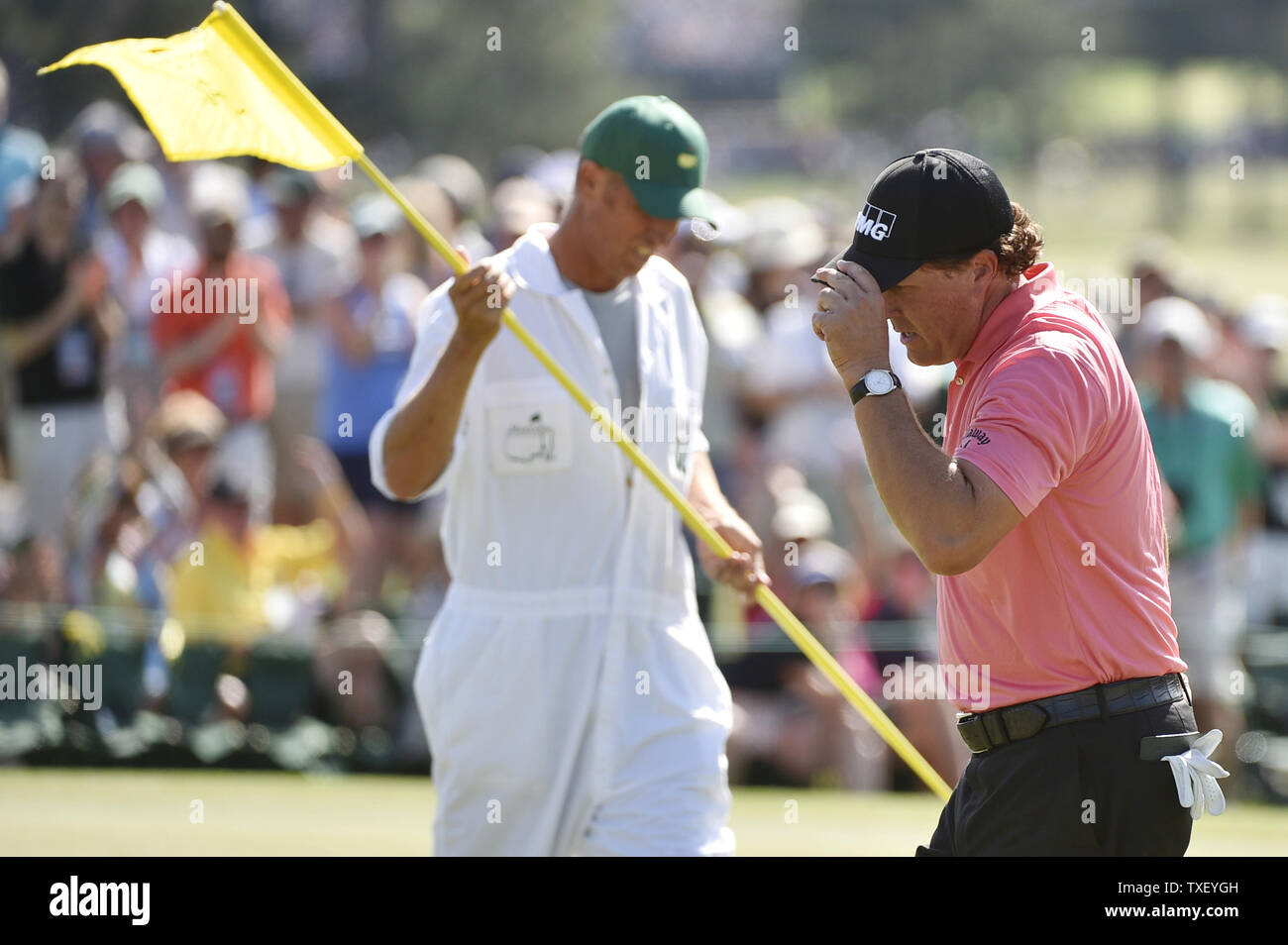 Phil Mickelson suggerimenti il suo cappuccio mentre camminate fuori del nono verde dopo la realizzazione di un birdie nel terzo round del 2015 Masters a Augusta National Golf Club a Augusta, in Georgia il 11 aprile 2015. Foto di Kevin Dietsch/UPI Foto Stock