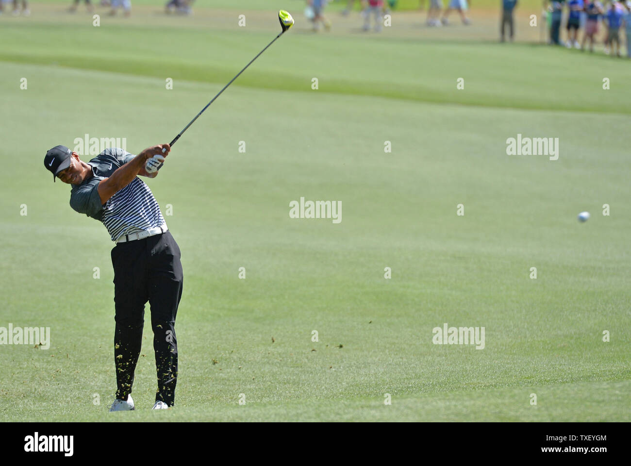 Tiger Woods passa per il verde in due quando egli hits è secondo colpo al par 5 quinto foro nel terzo round del 2015 Masters a Augusta National Golf Club a Augusta, in Georgia il 11 aprile 2015. Foto di Kevin Dietsch/UPI Foto Stock