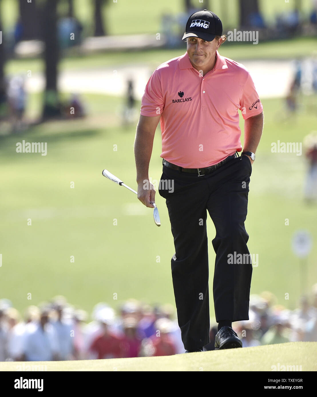 Phil Mickelson passeggiate sul nono verde prima di effettuare un putt per il birdie nel terzo round del 2015 Masters a Augusta National Golf Club a Augusta, in Georgia il 11 aprile 2015. Foto di Kevin Dietsch/UPI Foto Stock