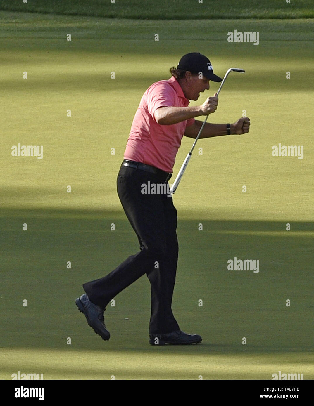 Phil Mickelson celebra dopo che egli compie un lungo putt per il birdie il sedicesimo foro nel terzo round del 2015 Masters a Augusta National Golf Club a Augusta, in Georgia il 11 aprile 2015. Foto di Kevin Dietsch/UPI Foto Stock