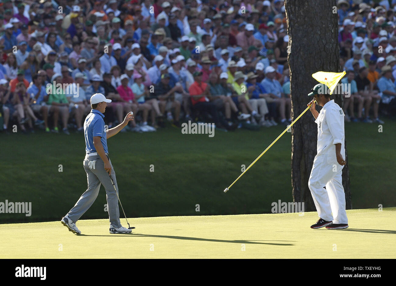 Jordan Spieth reagisce dopo aver apportato un putt di birdie il quindicesimo foro nel terzo round del 2015 Masters a Augusta National Golf Club a Augusta, in Georgia il 11 aprile 2015. Foto di Kevin Dietsch/UPI Foto Stock