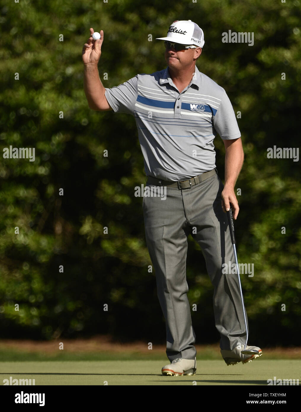 Charley Hoffman reagisce dopo il naufragio di un putt per il birdie sul dodicesimo foro nel terzo round del 2015 Masters a Augusta National Golf Club a Augusta, in Georgia il 11 aprile 2015. Foto di Kevin Dietsch/UPI Foto Stock
