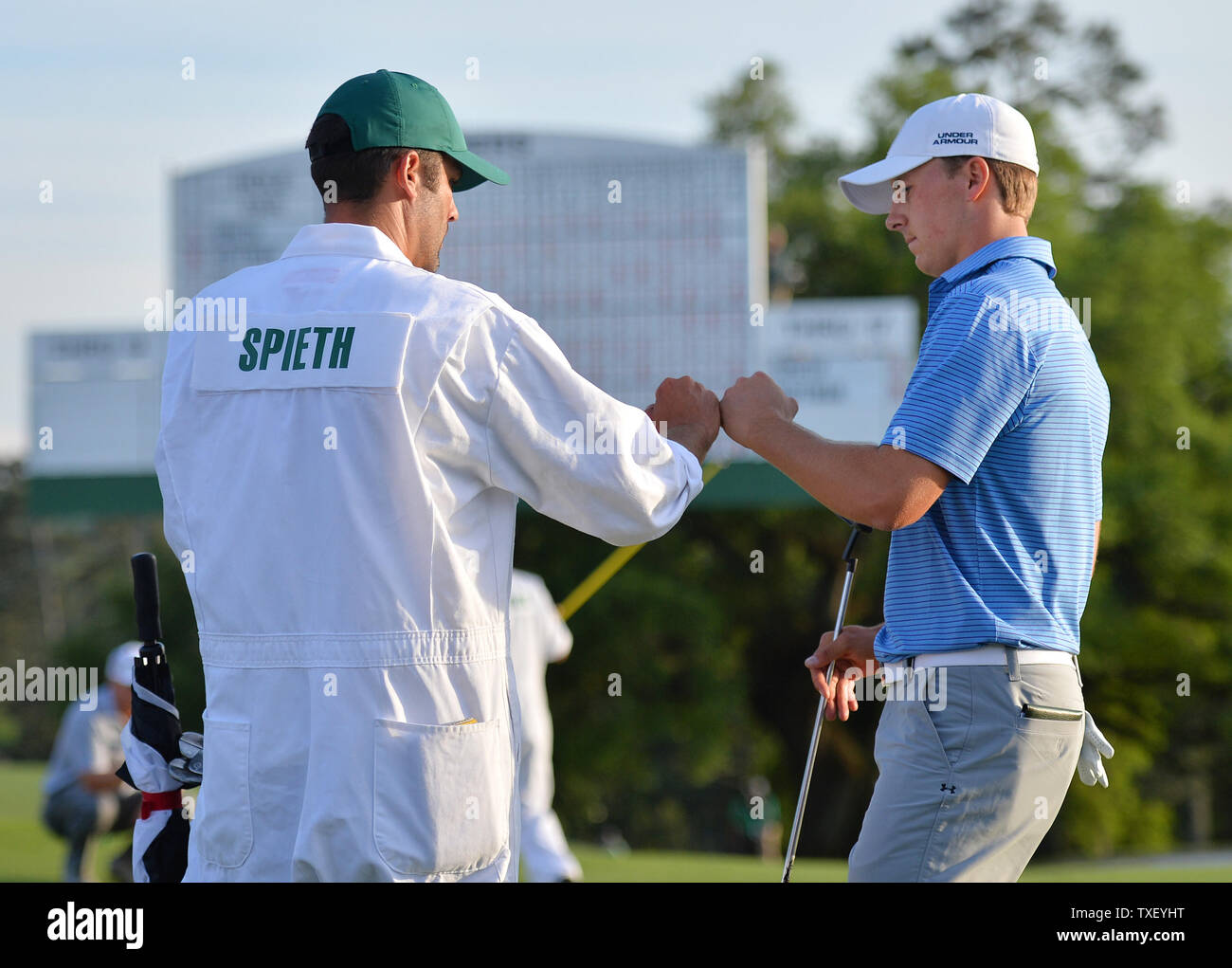 Jordan Spieth celebra con caddie Michael Greller dopo la realizzazione di un putt per par nel diciottesimo foro nel terzo round del 2015 Masters a Augusta National Golf Club a Augusta, in Georgia il 11 aprile 2015. Foto di Kevin Dietsch/UPI Foto Stock