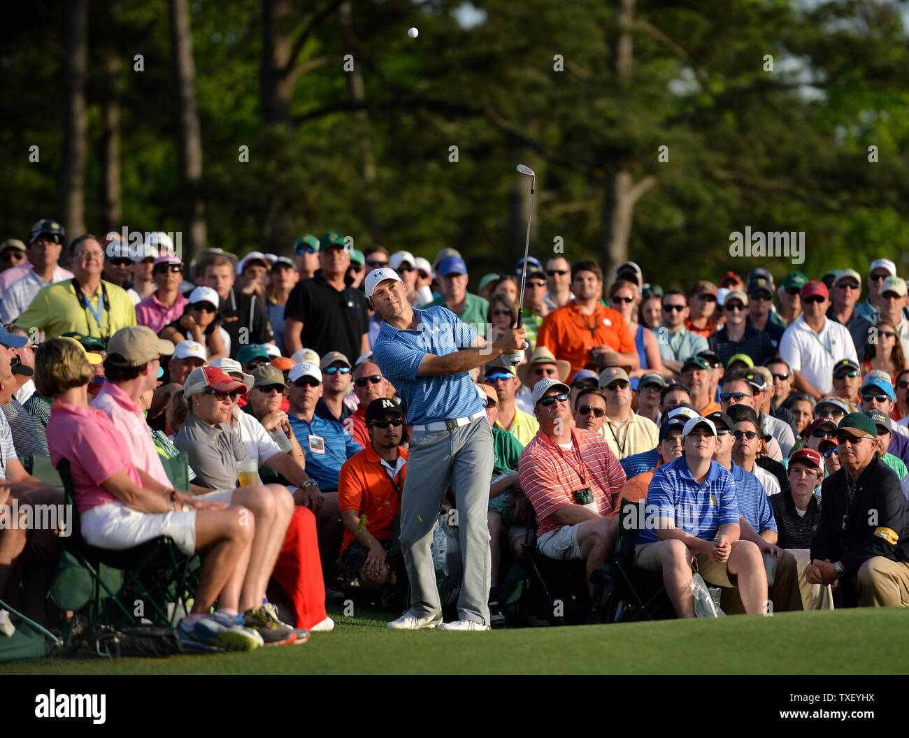 Jordan Spieth svolge un flop shot sul xviii verde e rende la messa per salvare par nel terzo round del 2015 Masters a Augusta National Golf Club a Augusta, in Georgia il 11 aprile 2015. Foto di Kevin Dietsch/UPI Foto Stock