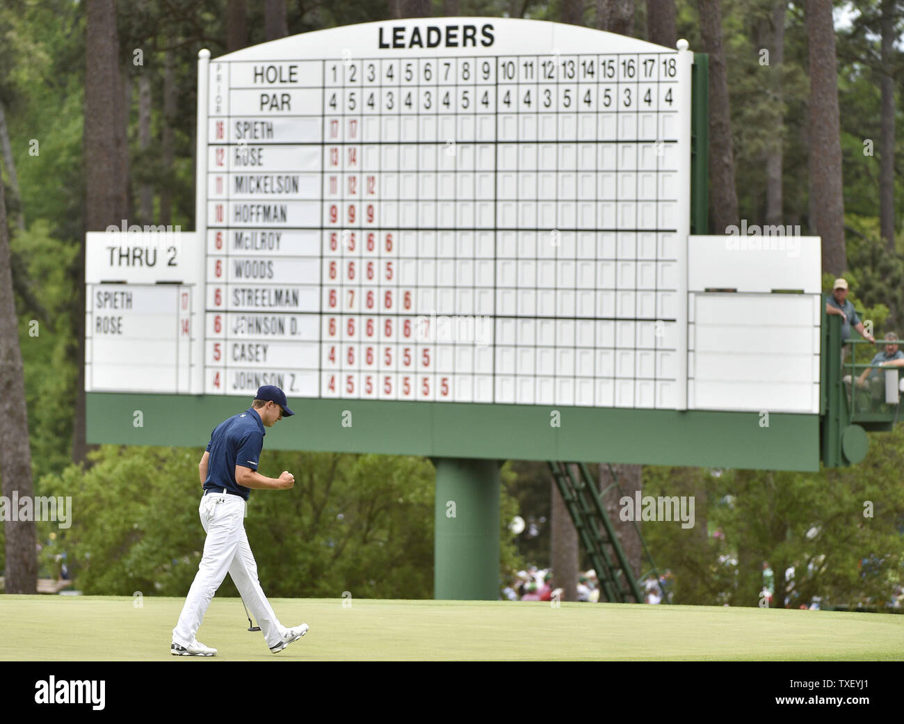 Jordan Spieth reagisce dopo il naufragio di un putt per il birdie sul terzo foro nel round finale di 2015 Masters a Augusta National Golf Club di Augusta, in Georgia il 12 aprile 2015. Foto di Kevin Dietsch/UPI Foto Stock