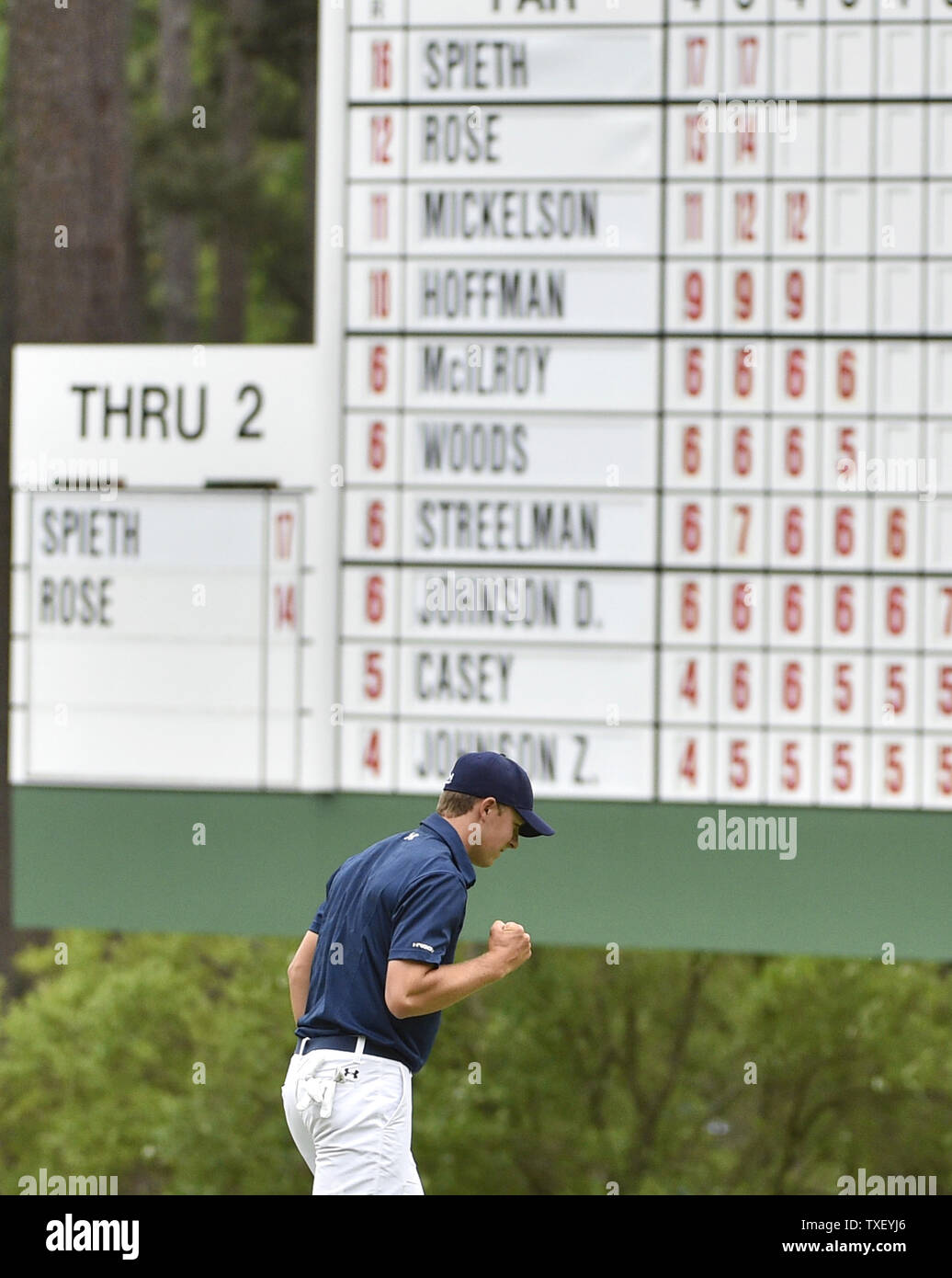 Jordan Spieth reagisce dopo il naufragio di un putt per il birdie sul terzo foro nel round finale di 2015 Masters a Augusta National Golf Club di Augusta, in Georgia il 12 aprile 2015. Foto di Kevin Dietsch/UPI Foto Stock