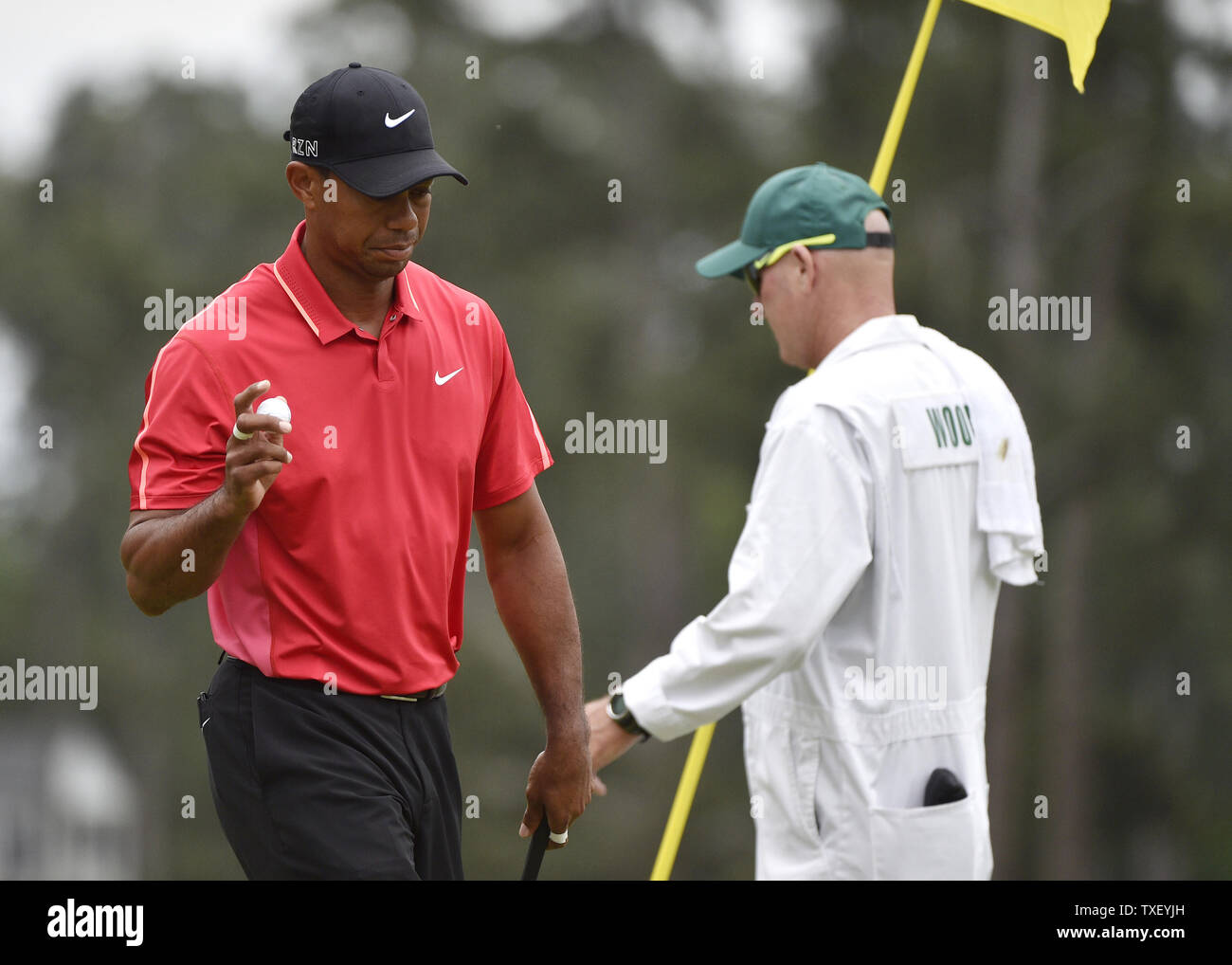 Tiger Woods reagisce dopo aver apportato un putt per il par sul primo foro nel round finale di 2015 Masters a Augusta National Golf Club di Augusta, in Georgia il 12 aprile 2015. Foto di Kevin Dietsch/UPI Foto Stock