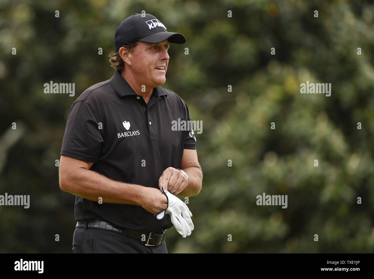 Phil Mickelson passeggiate al secondo foro scatola a t dopo la realizzazione di un par sul primo foro nel round finale di 2015 Masters a Augusta National Golf Club di Augusta, in Georgia il 12 aprile 2015. Foto di Kevin Dietsch/UPI Foto Stock