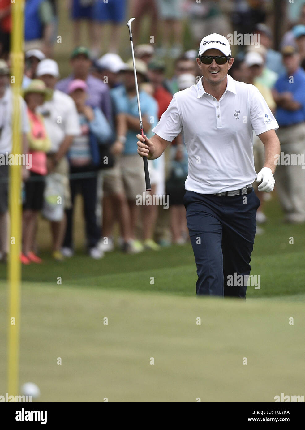 Justin Rosa dell'Inghilterra reagisce dopo aver lasciato un passo shot entro pollici al 7° foro nel round finale del Masters 2015 Torneo di Augusta National Golf Club di Augusta, Georgia il 12 aprile 2015. Foto di Kevin Dietsch/UPI Foto Stock