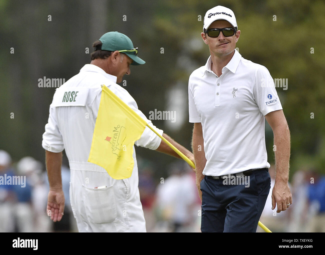 Justin Rosa dell'Inghilterra reagisce dopo aver apportato un putt per il par sul foro 8 nel round finale di 2015 Masters a Augusta National Golf Club di Augusta, in Georgia il 12 aprile 2015. Foto di Kevin Dietsch/UPI Foto Stock