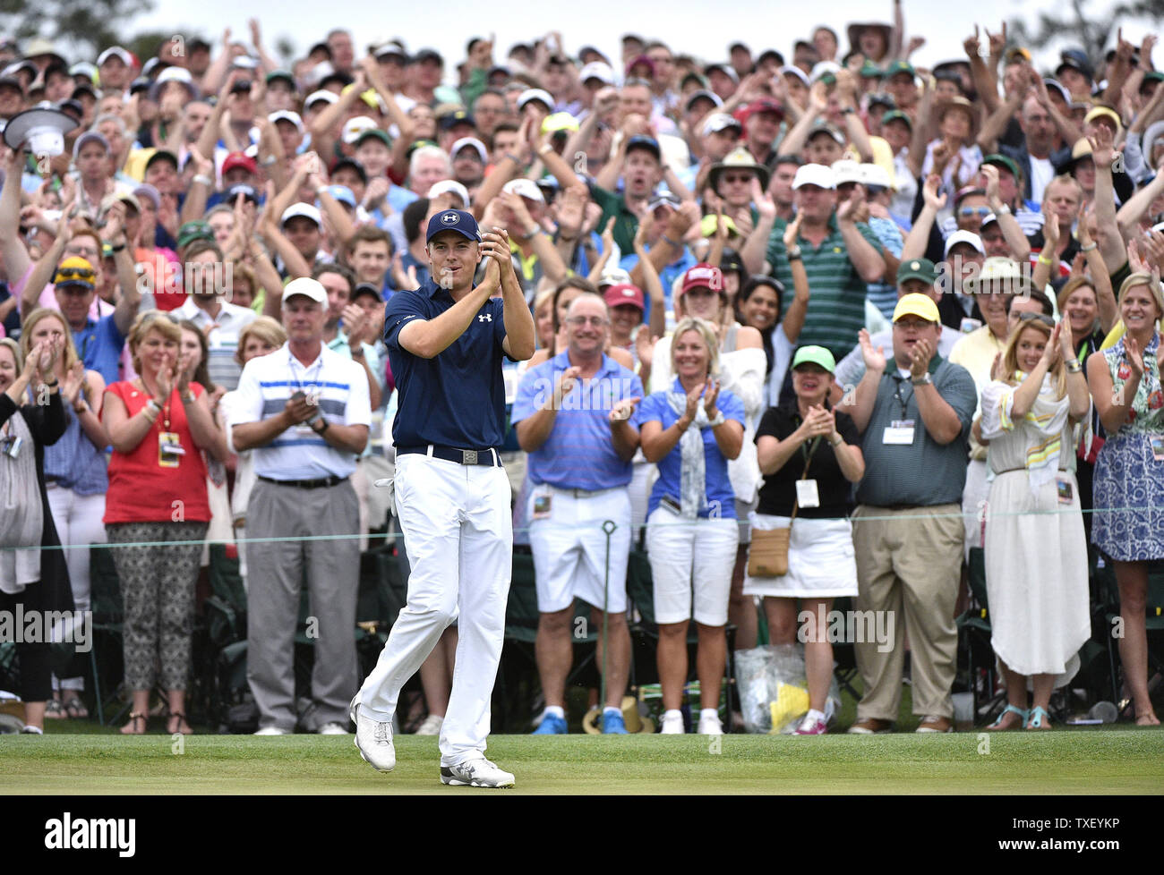 Jordan Spieth reagisce al diciottesimo green dopo la vittoria del 2015 Masters a Augusta National Golf Club di Augusta, in Georgia il 12 aprile 2015. Jordan Spieth vince il suo primo campionato importante con un punteggio di 18 sotto il par. Foto di Kevin Dietsch/UPI Foto Stock