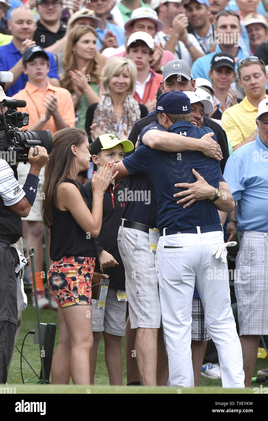 Jordan Spieth celebra il diciottesimo green dopo la vittoria del 2015 Masters a Augusta National Golf Club di Augusta, in Georgia il 12 aprile 2015. Jordan Spieth vince il suo primo campionato importante con un punteggio di 18 sotto il par. Foto di Kevin Dietsch/UPI Foto Stock