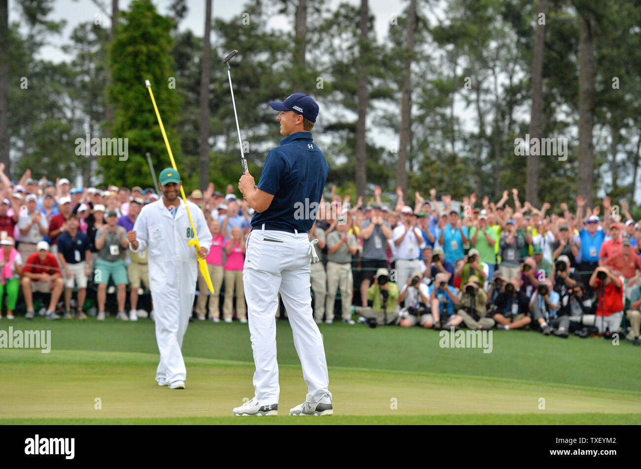 Caddie Michael Greller orologi Jordan Spieth festeggiare il diciottesimo verde dopo Spieth vince il 2015 Masters a Augusta National Golf Club di Augusta, in Georgia il 12 aprile 2015. Jordan Spieth vince il suo primo campionato importante con un punteggio di 18 sotto il par. Foto di Kevin Dietsch/UPI Foto Stock