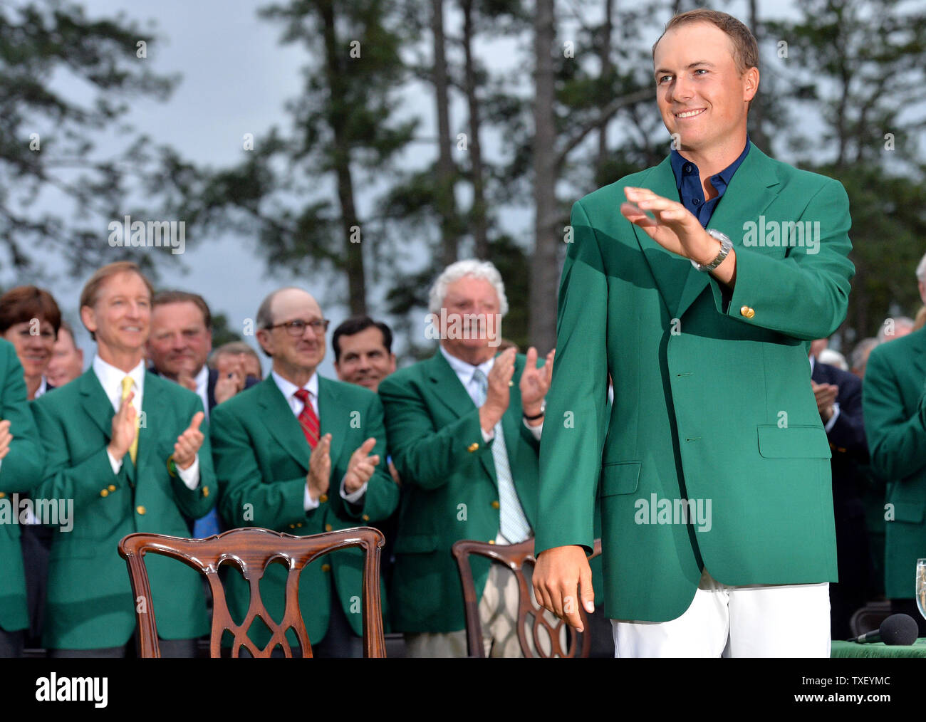Jordan Spieth sta indossando la sua giacca verde alla cerimonia di premiazione dopo Spieth vince il 2015 Masters a Augusta National Golf Club di Augusta, in Georgia il 12 aprile 2015. Jordan Spieth vince il suo primo campionato importante con un punteggio di 18 sotto il par. Foto di Kevin Dietsch/UPI Foto Stock