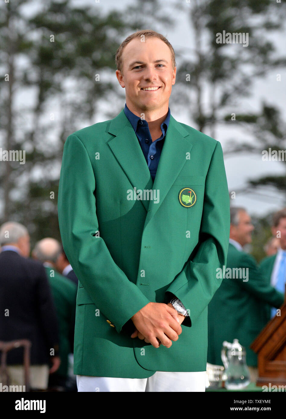 Jordan Spieth sta indossando la sua giacca verde alla cerimonia di premiazione dopo Spieth vince il 2015 Masters a Augusta National Golf Club di Augusta, in Georgia il 12 aprile 2015. Jordan Spieth vince il suo primo campionato importante con un punteggio di 18 sotto il par. Foto di Kevin Dietsch/UPI Foto Stock