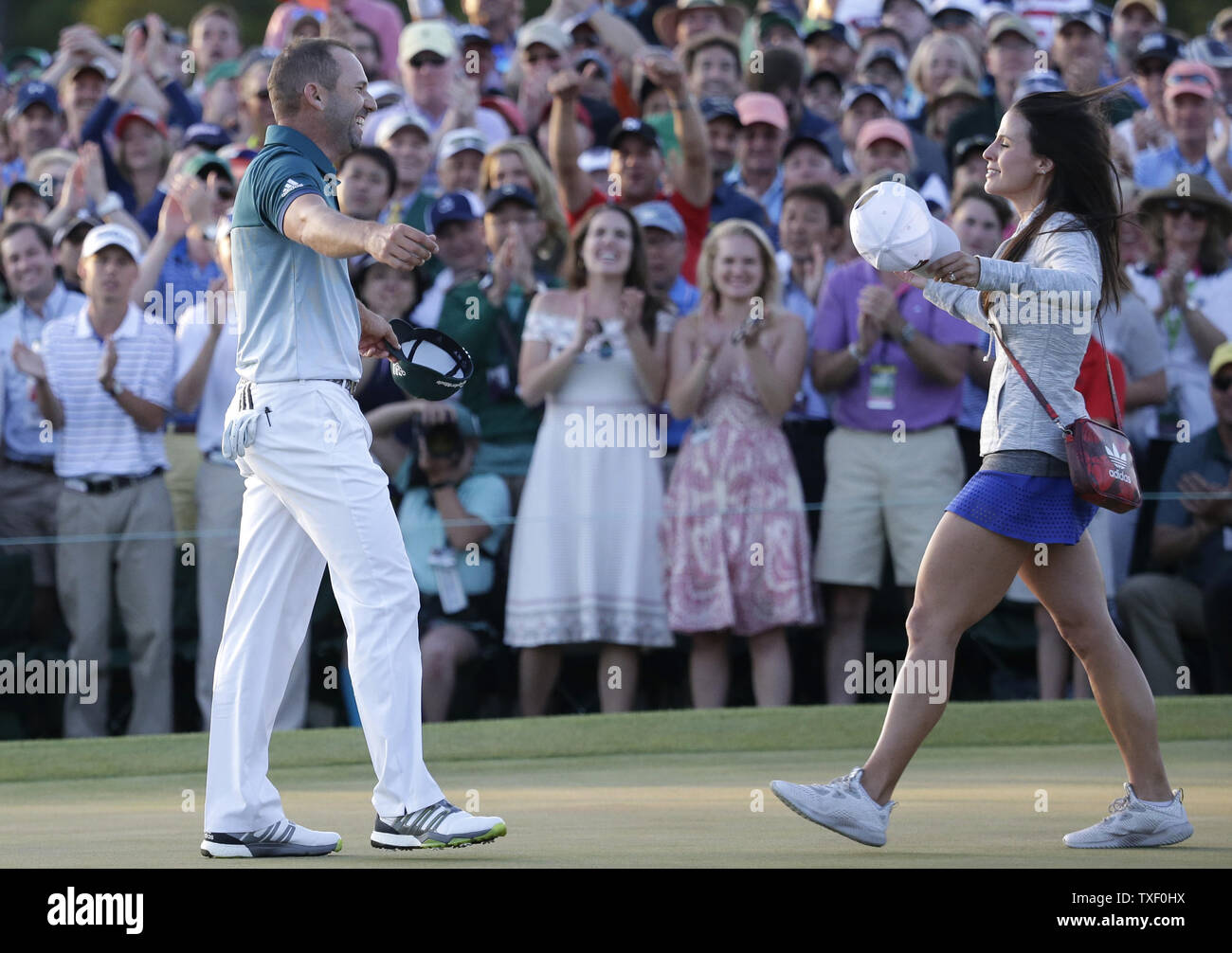 Sergio Garcia di Spagna celebra con la fidanzata Angela Akins al diciottesimo verde dopo vince il 2017 Masters a Augusta National Golf Club di Augusta, in Georgia il 9 aprile 2017. Garcia sconfitto Justin Rosa dell'Inghilterra in un playoff a vincere il suo primo campionato importante. Foto di Giovanni Angelillo/UPI Foto Stock