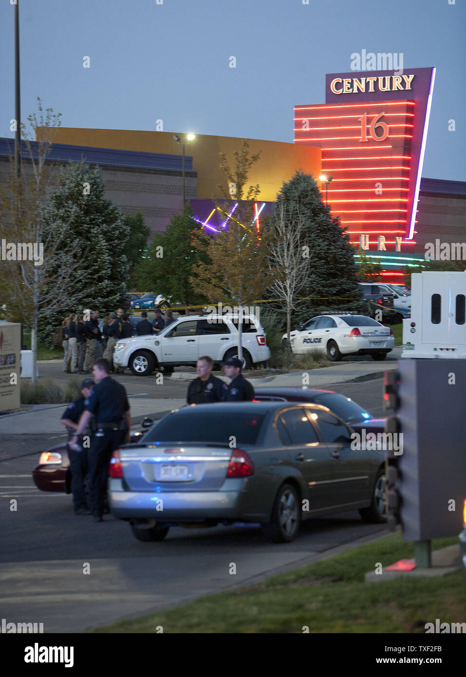 Quattordici i frequentatori di film vengono girati e uccisi con fino a cinquanta più persone ferite al secolo 16 teatri di film presso il Centro Commerciale di Aurora in Aurora, Colorado Il 20 luglio 2012. Le vittime sono state frequentando un mezzanotte premiere del nuovo film di Batman. UPI/Gary Caskey C. Foto Stock