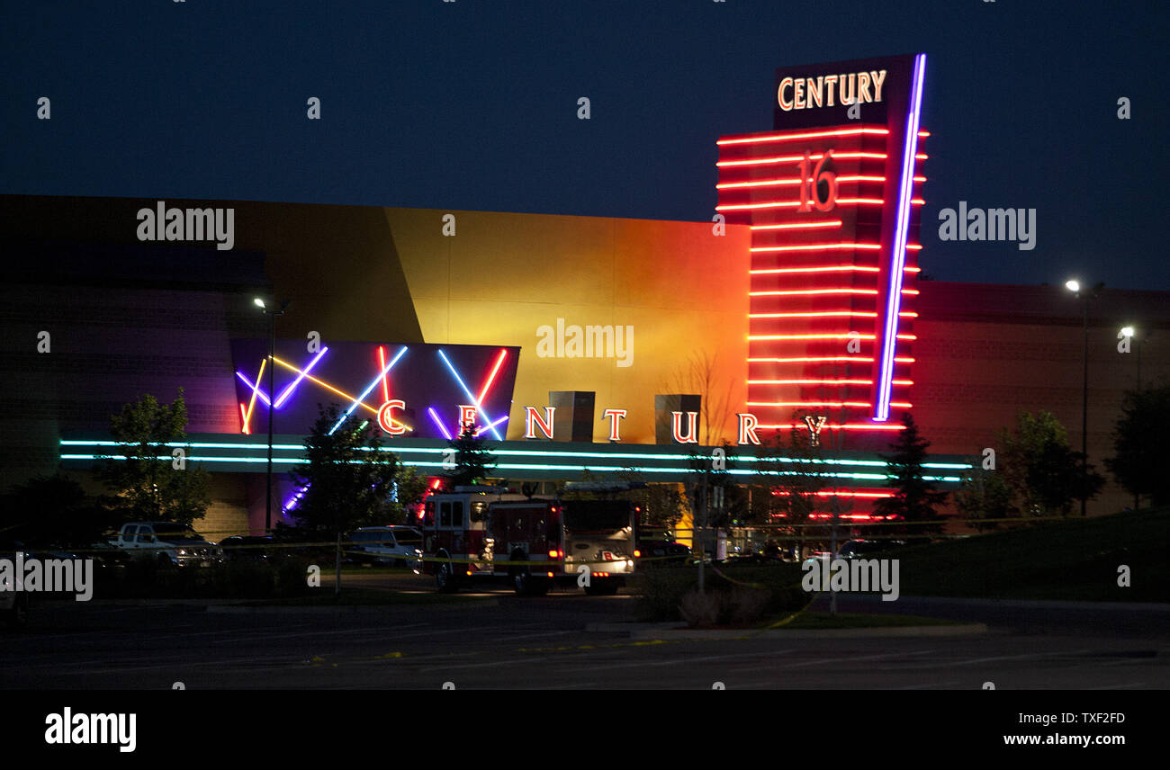 Quattordici i frequentatori di film vengono girati e uccisi con fino a cinquanta più persone ferite al secolo 16 teatri di film presso il Centro Commerciale di Aurora in Aurora, Colorado Il 20 luglio 2012. Le vittime sono state frequentando un mezzanotte premiere del nuovo film di Batman. UPI/Gary Caskey C. Foto Stock