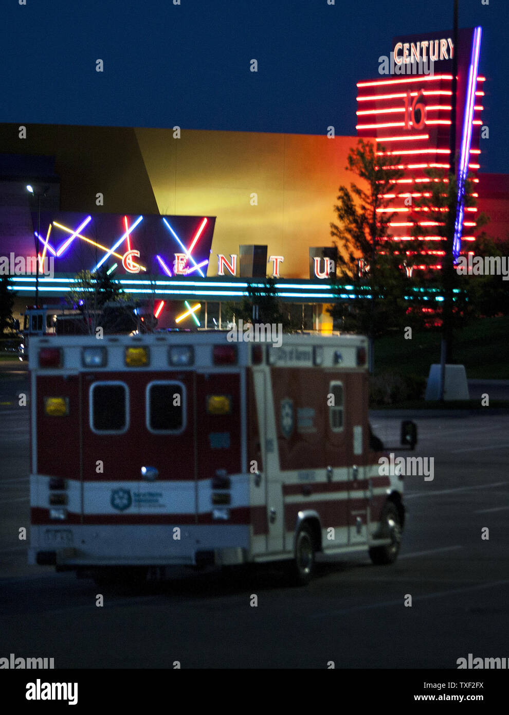 Dodici i frequentatori di film vengono girati e uccisi con fino a 59 più persone ferite al secolo 16 teatri di film presso il Centro Commerciale di Aurora in Aurora, Colorado Il 20 luglio 2012. Le vittime sono state frequentando un mezzanotte premiere del nuovo film di Batman. UPI/Gary Caskey C. Foto Stock