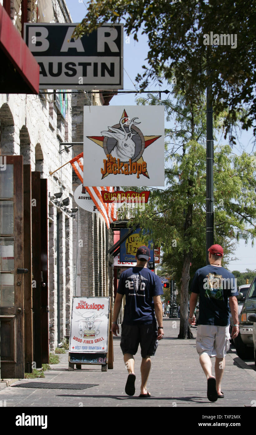 I pedoni a piedi lungo la 6th street bar del distretto di Austin, TX sul Sett. 17, 2005 dove John Ellis Bush, il figlio più giovane del governatore della Florida Jeb Bush e nipote del Presidente Bush è stato arrestato e accusato di intossicazione pubblica e resistenza agli arresti il 7 settembre 16, 2005. (UPI foto/Chris Carson) Foto Stock