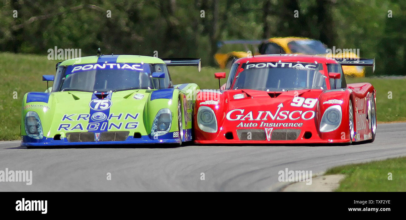 Jon Fogarty (99) tenta di spingere il suo passato modo Colin Braum (75) durante il funzionamento della GrandAm-Serie DP gara di Virginia International Raceway di Domenica, 29 aprile 2007, in Alton, Virginia. (UPI foto/Karl B. DeBlaker) Foto Stock