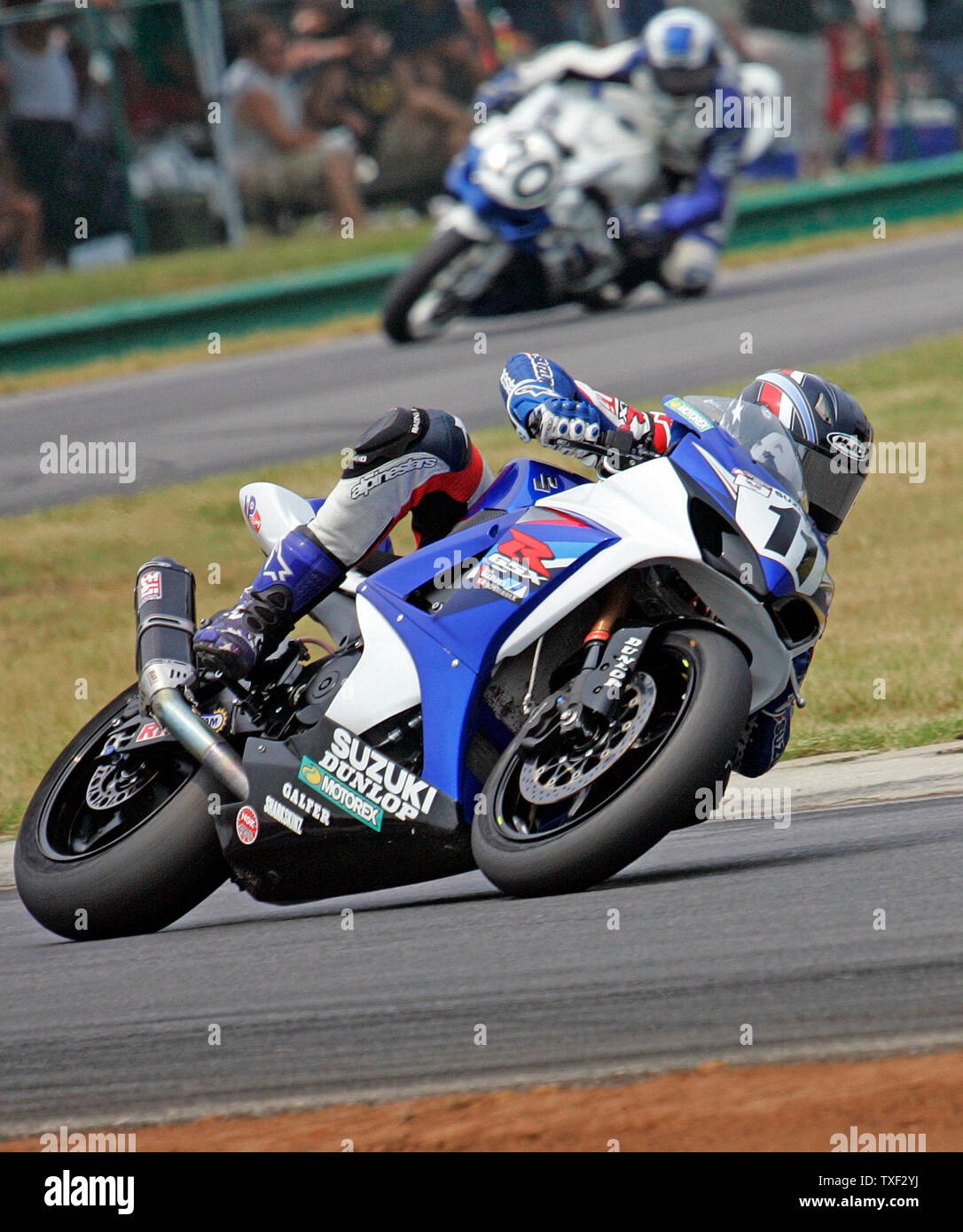 Ben Spies conduce il modo durante il funzionamento dell'AMA Superstock serie gara di Virginia International Raceway Domenica, 19 agosto 2007, in Alton, Virginia. Spies ha vinto la gara dopo che conduce tutti i 17 giri. (UPI foto/KARL B DEBLAKER) Foto Stock