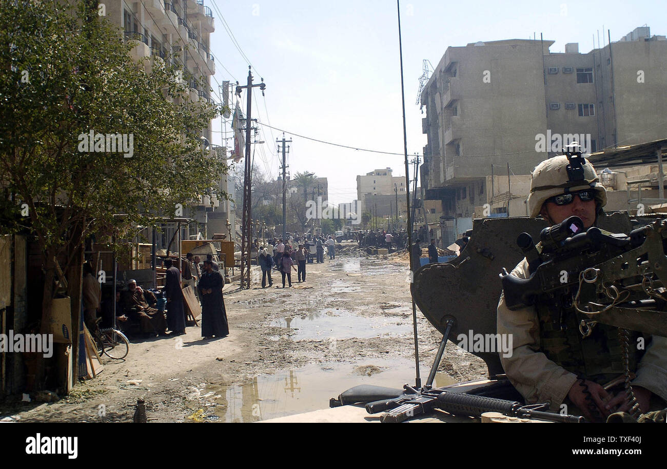 Noi soldati dell esercito dal 1° Divisione Corazzate fissare l'area 18 Marzo 2004 quando una bomba di distruggere un hotel e altri edifici uccidendo almeno 17 persone Marzo 17, 2004 nella zona di Karrada a Baghdad. (UPI foto/Hugo Intante) Foto Stock