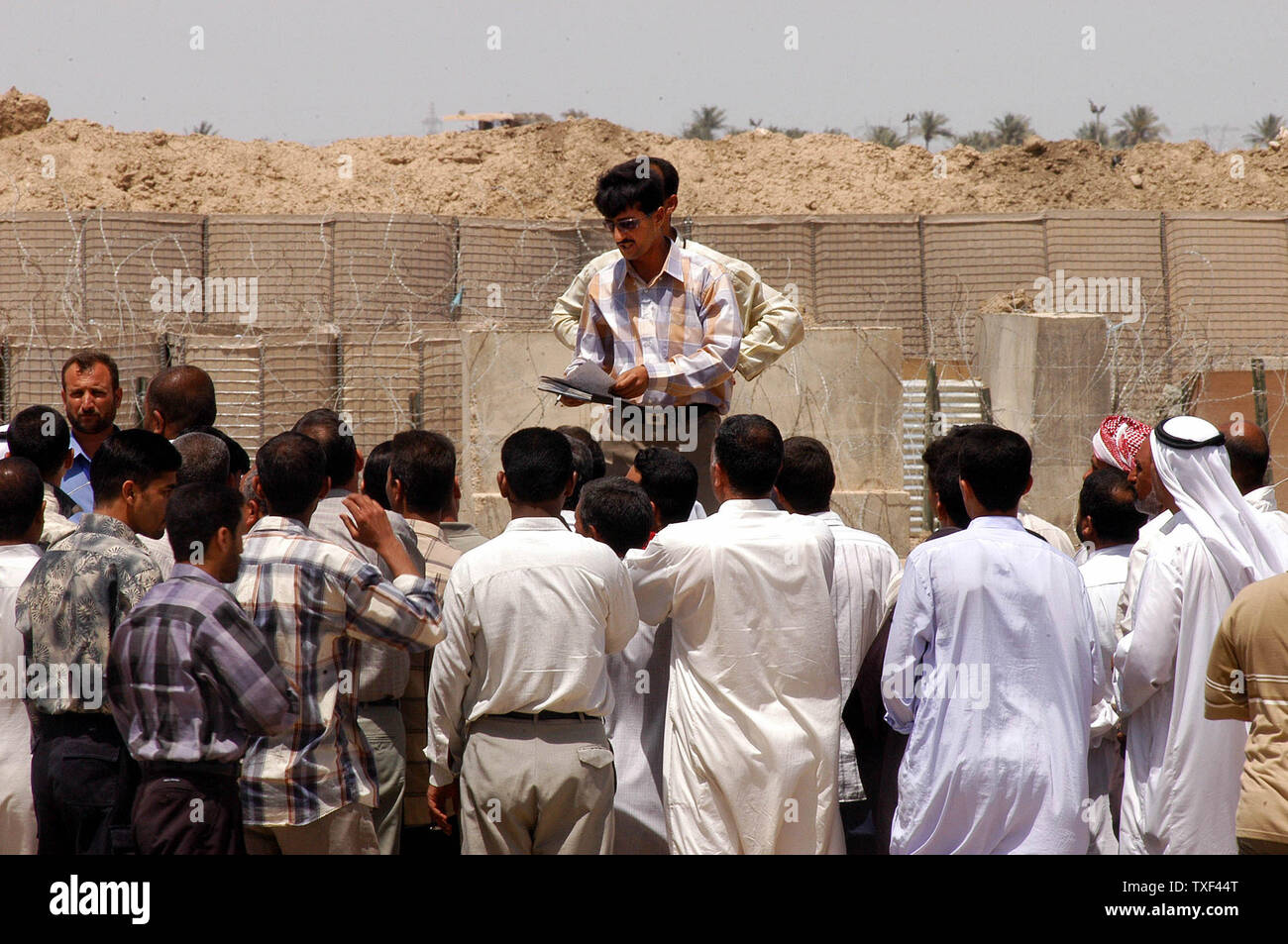 Amici e parenti di Abu Ghraib detenuti attendere al di fuori del carcere il 14 maggio 2004 a Baghdad, Iraq. Quasi 150 detenuti sono stati messi in molte linee di autobus e successivamente impostare gratuitamente. (UPI foto/Hugo Infante) Foto Stock