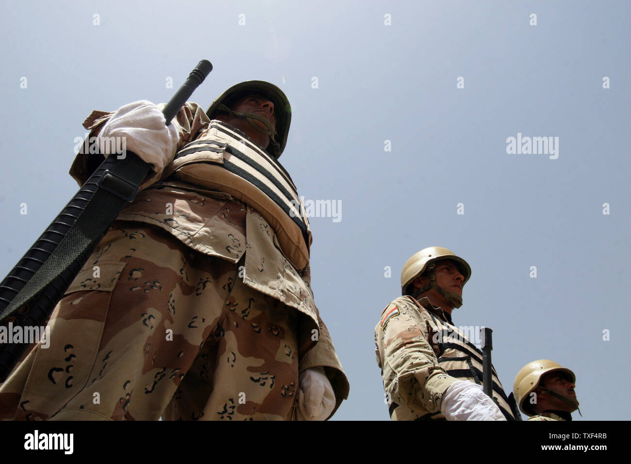 Soldati iracheni nella formazione durante la loro cerimonia di laurea presso una base militare vicino a Taji, 10 chilometri a nord di Bagdad il 10 luglio 2008. Questo è il più recente gruppo di soldati iracheni a laurearsi dopo essere stato addestrato dai militari americani. (UPI foto/Ali Jasim) Foto Stock
