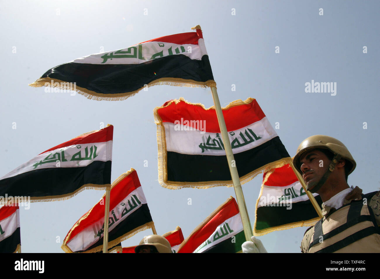 Soldati iracheni nella formazione durante la loro cerimonia di laurea presso una base militare vicino a Taji, 10 chilometri a nord di Bagdad il 10 luglio 2008. Questo è il più recente gruppo di soldati iracheni a laurearsi dopo essere stato addestrato dai militari americani. (UPI foto/Ali Jasim) Foto Stock