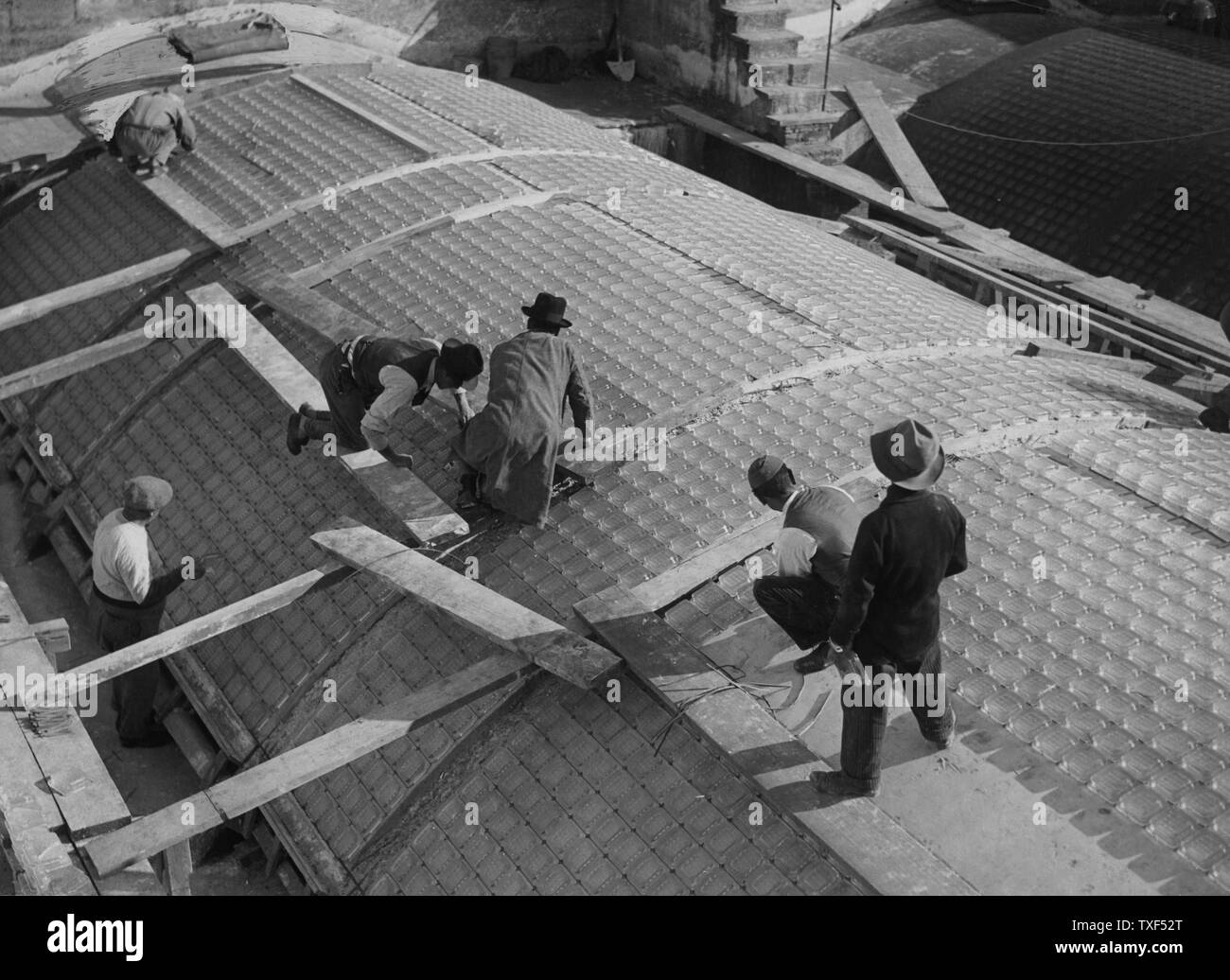 Italia, Roma, i lavoratori lavorano sulla cupola dell'edificio delle esposizioni, 40s Foto Stock