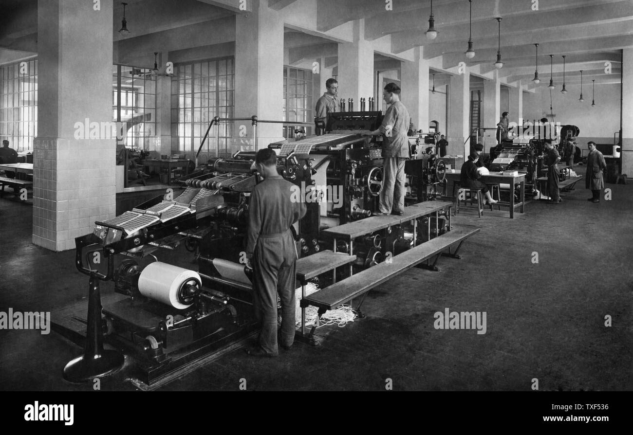 L'Italia, Lazio, operai al lavoro in Goebel macchina rotocalco, 1950 Foto Stock