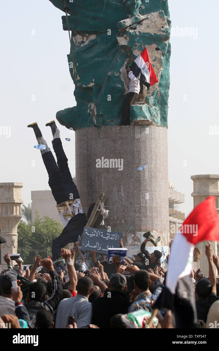 Migliaia di dimostranti appendere l'effige di U.S. Il Presidente George W Bush durante un rally a Firdos Square a Baghdad il 21 novembre 2008. I seguaci del chierico sciita Moqtada al-Sadr hanno marciato contro un patto lasciando le forze degli Stati Uniti rimanere in Iraq fino al 2011. Firdos Square è il luogo dove le truppe degli Stati Uniti demolirono la statua di Saddam Hussein dopo l invasione nel 2003. (UPI foto/Ali Jasim) Foto Stock