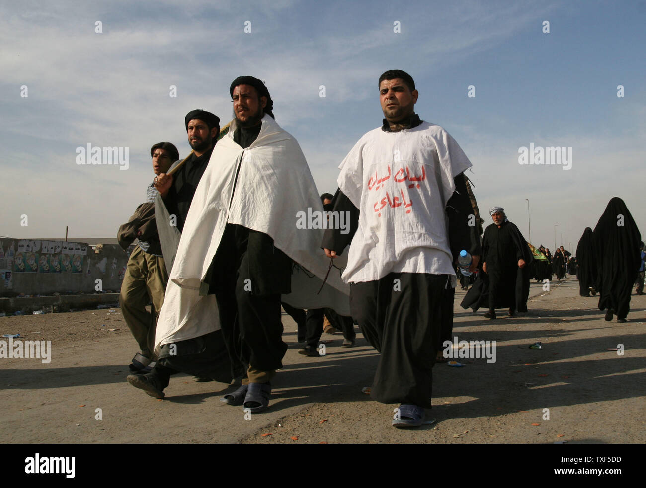 Sciita pellegrini marzo alla città santa di Kerbala per contrassegnare Arbain, a Baghdad del distretto Saidiya il 13 febbraio 2009. La cerimonia Arbain cade quaranta giorni dopo la sciita giorno santo di Ashura. (UPI foto/Ali Jasim) Foto Stock