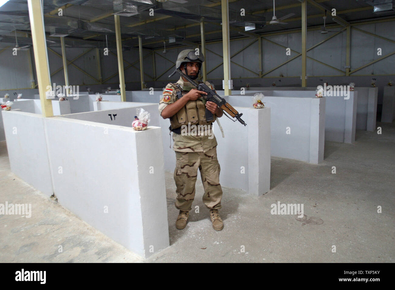 Negli Stati Uniti i soldati dell esercito, fianco a fianco con i loro omologhi iracheni, fornire protezione a un mercato a Baghdad di Abu Ghraib sobborgo in Iraq il 29 aprile 2009 . (UPI foto/Ali Jasim) Foto Stock