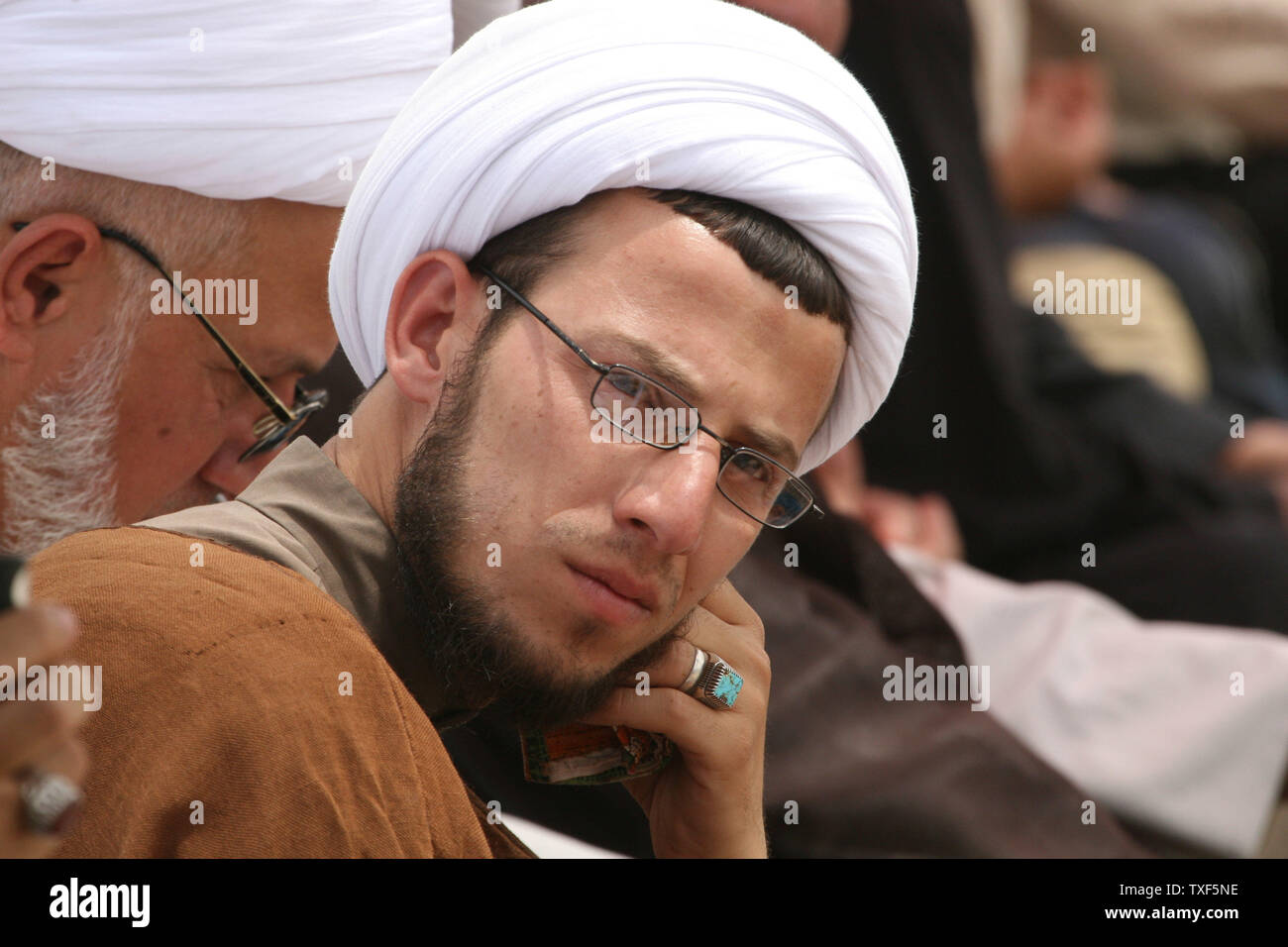 Sciiti i credenti pregano sulla strada durante la tradizionale aria aperta preghiere a Baghdad dell enclave sciita di Sadr City, Iraq il 15 maggio 2009. (UPI foto/Ali Jasim) Foto Stock