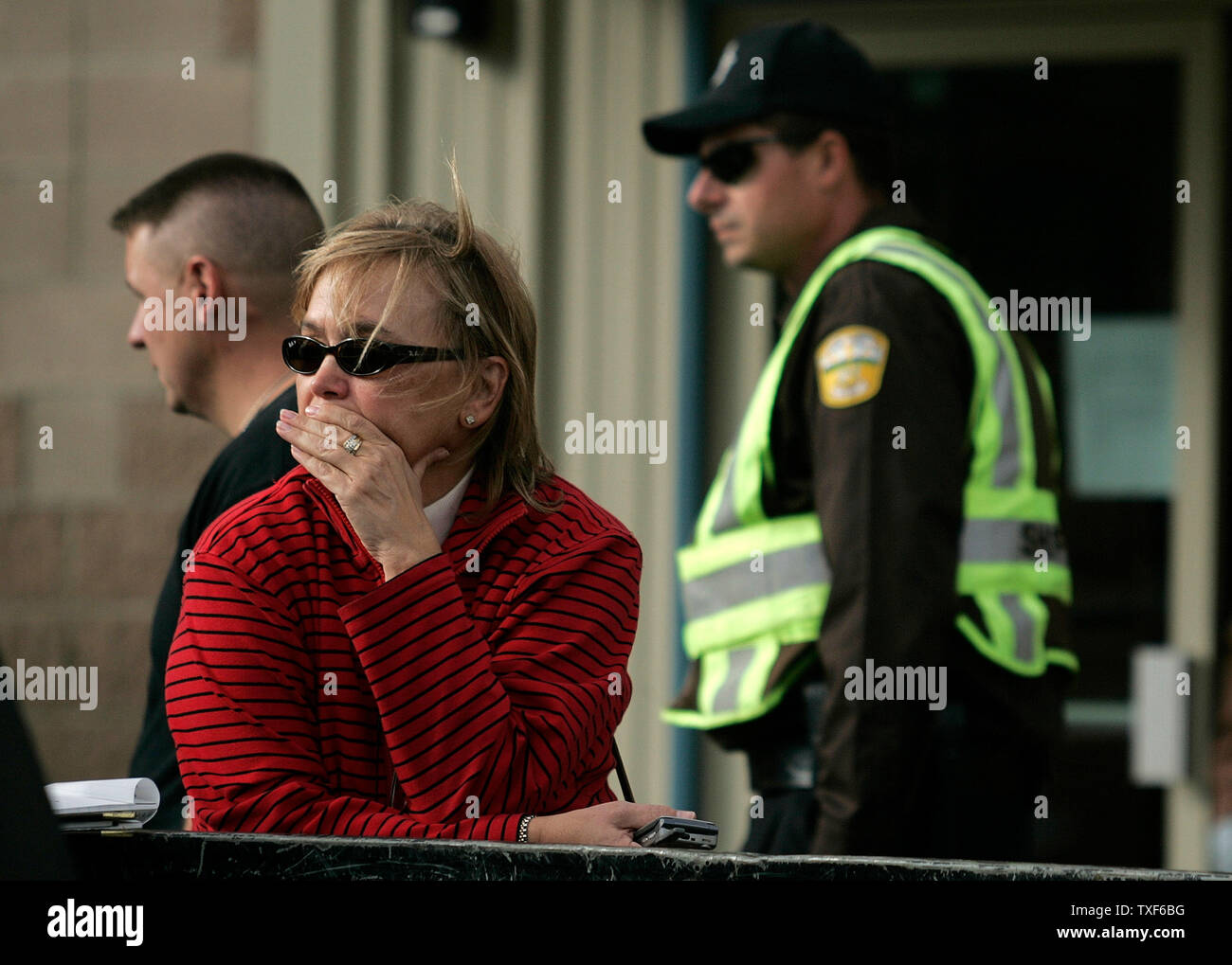 Una donna non identificato attende fuori del parco dello sceriffo della contea di office in attesa di notizie sulla vicenda degli ostaggi in Bailey, Colorado Settembre 27, 2006. Un banditi entrato Platte canyon High School, sparato, ha preso sei ostaggi, poi rilasciato quattro ostaggi. Park County Sheriff department segnalata una situazione tattica con il risultato finale di uno studente shot e i banditi di uccidere se stesso. (UPI foto/Gary C. Caskey) Foto Stock